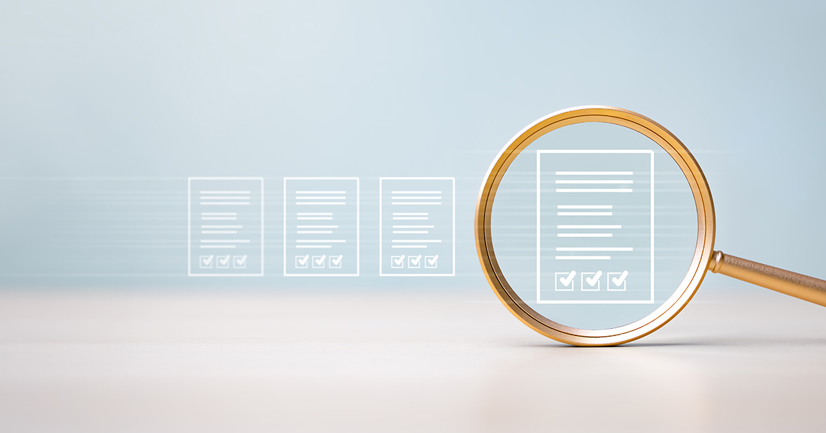 Lupen-Checkliste für die Dokumentenverwaltung. Lupen-Häkchen genehmigt. 