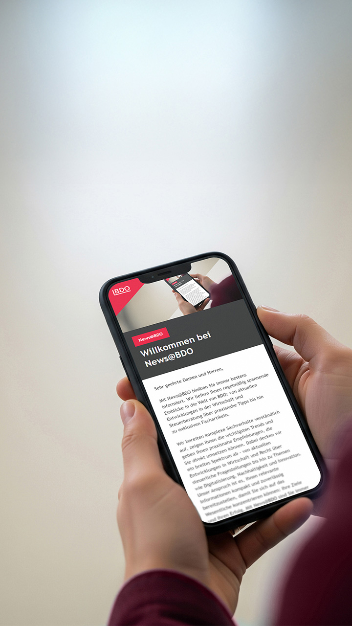 Person hält Smartphone in der Hand
